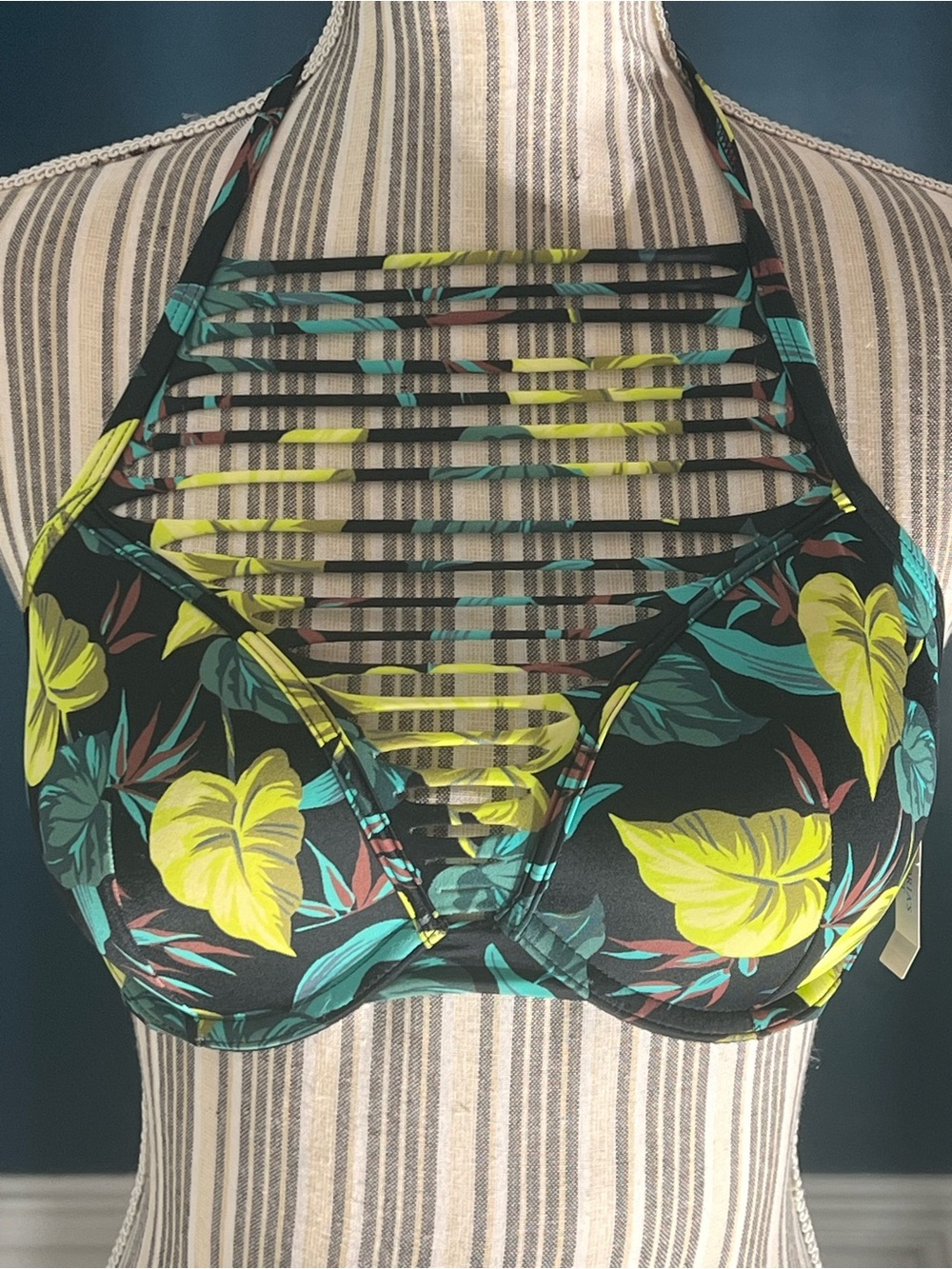 Tropical Halter Bikini Top strappy Victoria’s Secret nwt 32d vintage leaves B443